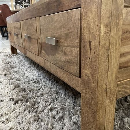 Nahaufnahme von einem Holztisch auf grauem Teppich