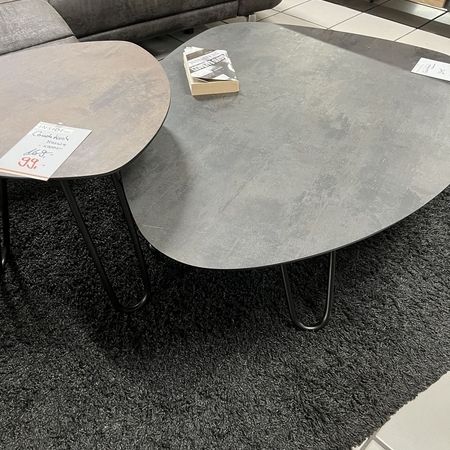 2 graue Couchtische stehen auf einem dunklen Teppich