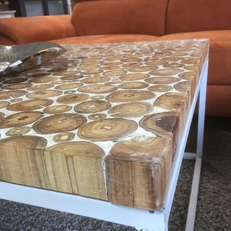 Nahaufnahme von einem Couchtisch mit Holzscheiben