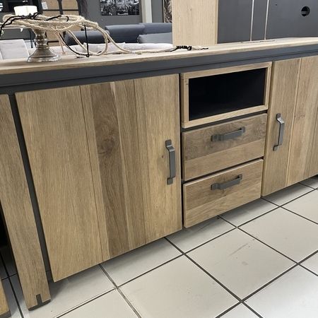 Ein Sideboard in Holzoptik mit 2 Türen und 2 Schubladen