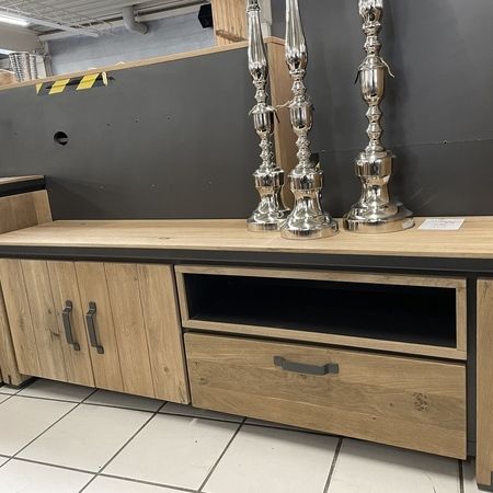 Ein Sideboard in Holzoptik mit 2 Türen und einer Schublade