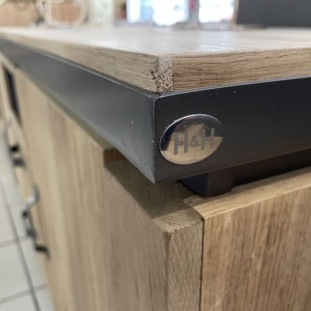 Nahaufnahme von einem Sideboard aus Holz