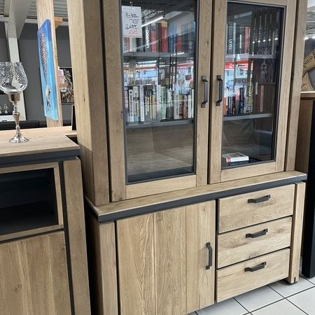 Ein Holzschrank mit Vitrine und 3 Schubladen und einer weiteren Schranktür