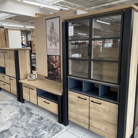 Mehrere Schränke und Sideboards der selben Modell-Reihe
