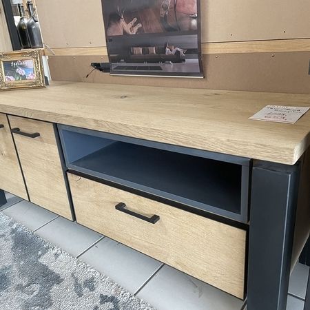Sideboard aus Holz mit grauen Elementen