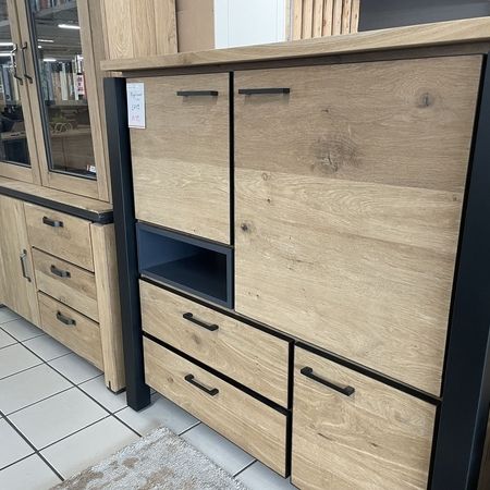 Sideboard aus Holz mit grauen Elementen und 3 Türen und 2 Schubladen