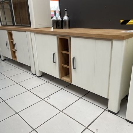 Ein weißer Holzschrank mit zwei Schranktüren