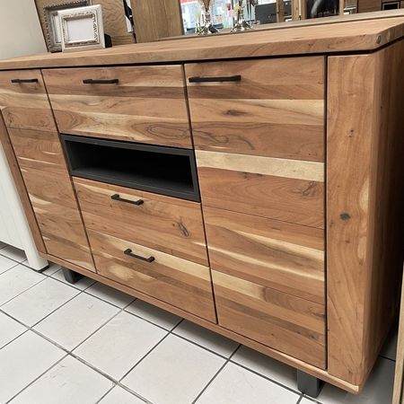Ein Holz-Sideboard mit 3 Schubladen und 2 Türen