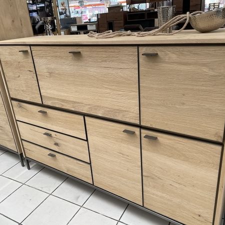 Ein Holz-Sideboard mit 3 Schubladen und 5 Türen