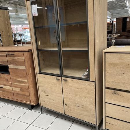 Ein Holzschrank mit Vitrine und zwei weiteren Schranktüren