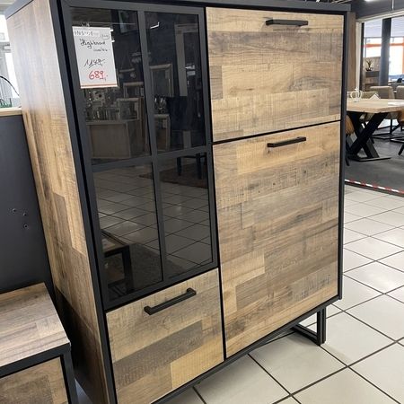 Ein Holzschrank mit Vitrine und drei weiteren Schranktüren