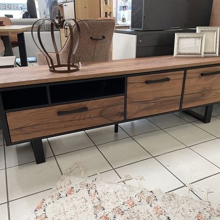 Holz-Sideboard mit mehreren Türen