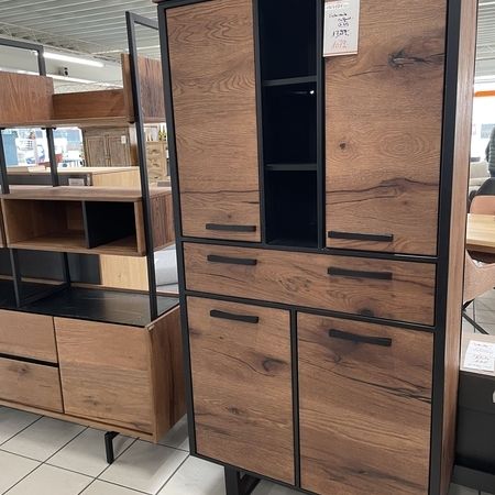 Holz-Schrank mit mehreren Türen und Schubladen
