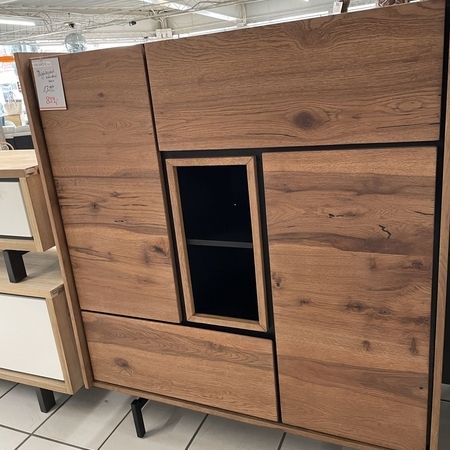 Quadratischer Holzschrank mit grauen Elementen