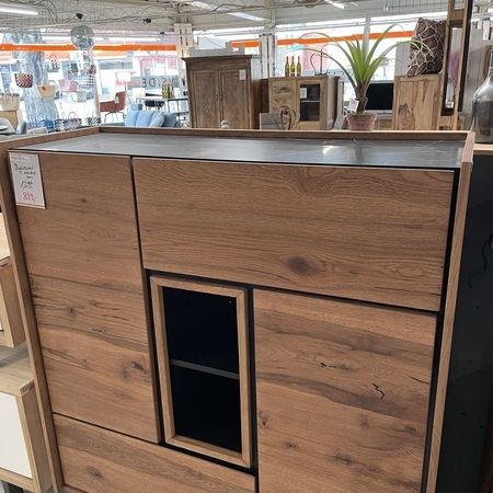 Quadratischer Holzschrank mit grauen Elementen