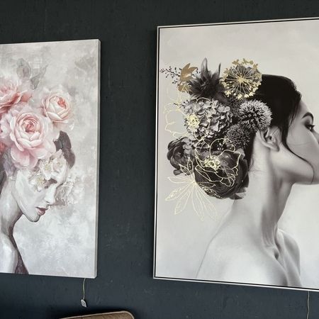 Zwei Bilder von gezeichneten Frauen mit Blumen im Haar