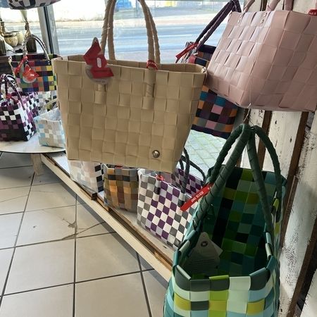 Diverse Taschen hängen im Verkaufsraum