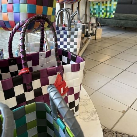 Diverse Taschen stehen im Verkaufsraum