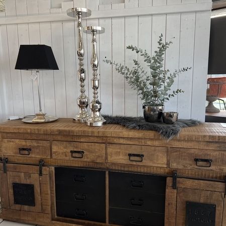 Ein rustikales Holz-Sideboard mit Dekoration