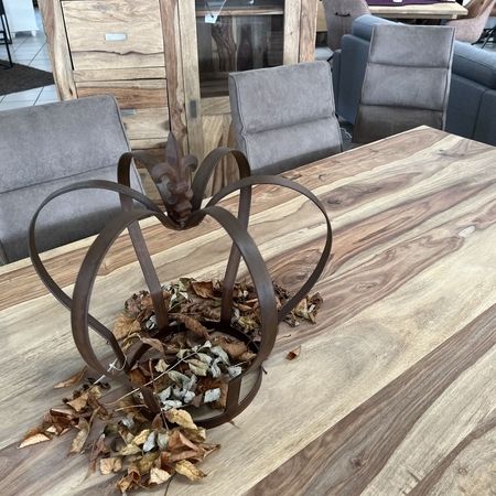 Holztisch mit einer metallischen Dekokrone