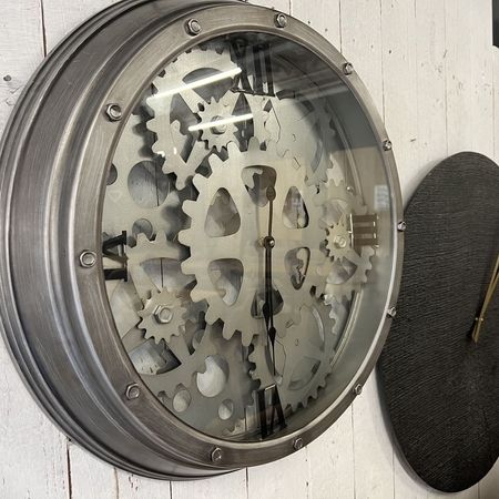 Eine silberne Uhr mit ersichtlichem Uhrwerk